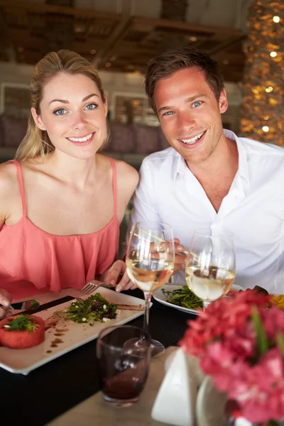 Pareja disfrutando de la comida en el restaurante —  Fotos de Stock