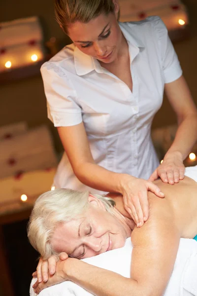 Spa merkezinde masaj sahip kadın kıdemli — Stok fotoğraf