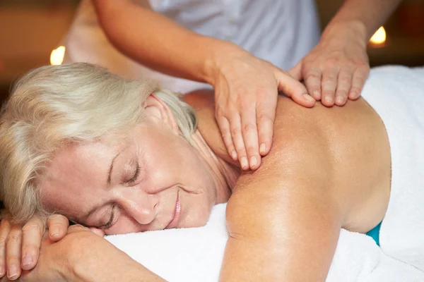 Spa merkezinde masaj sahip kadın kıdemli — Stok fotoğraf
