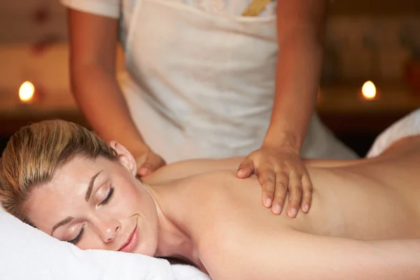 Vrouw het hebben van massage in spa — Stockfoto