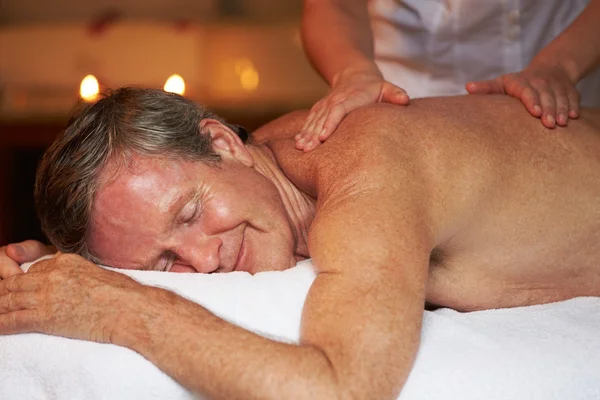 Hombre mayor teniendo masaje en spa —  Fotos de Stock