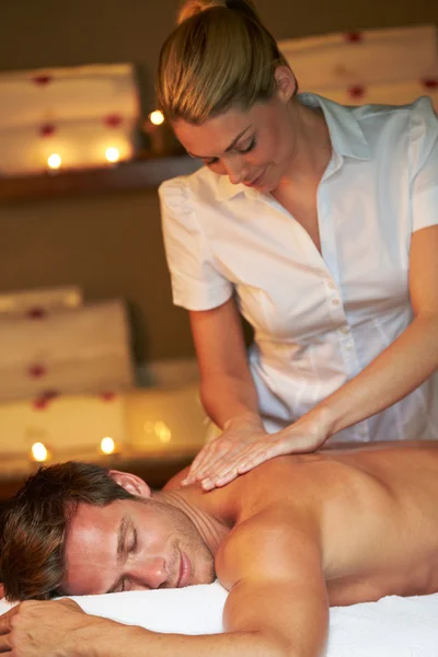 Homem fazendo massagem no spa — Fotografia de Stock