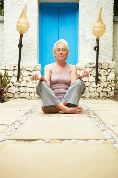 Mujer mayor meditando al aire libre en el spa de salud —  Fotos de Stock