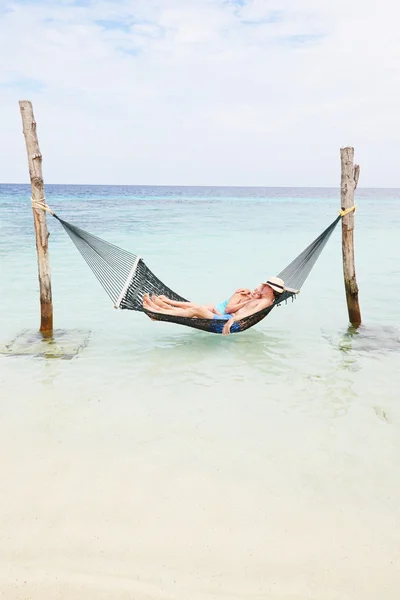 Casal Sênior Relaxante na rede de praia — Fotografia de Stock