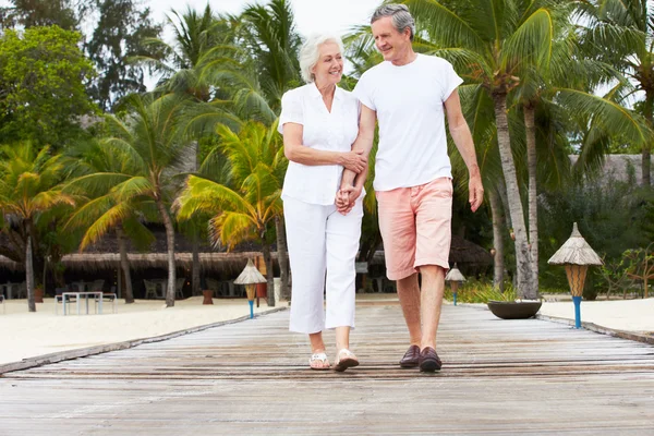 Seniorenpaar läuft auf Holzsteg — Stockfoto