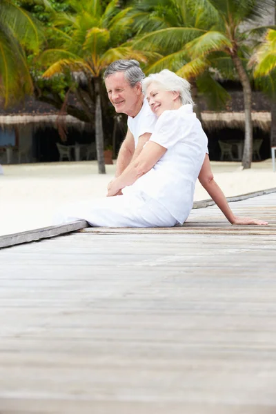 Pareja mayor sentada en Jetty de madera —  Fotos de Stock