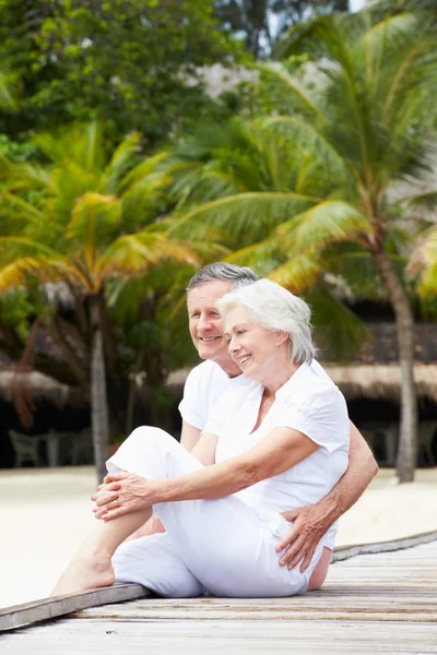 Seniorenpaar sitzt auf Holzsteg — Stockfoto
