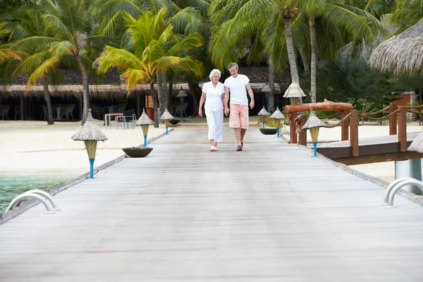 Pareja mayor caminando en Jetty de madera — Foto de Stock