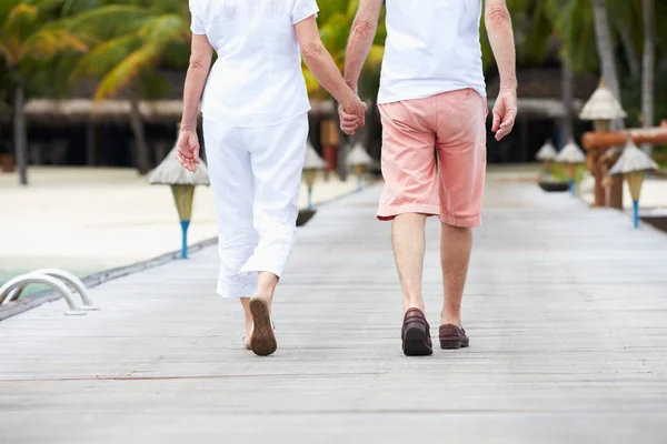 Detalhe do casal sênior andando no molhe de madeira — Fotografia de Stock