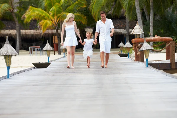 Familia caminando en jetty de madera — Foto de Stock