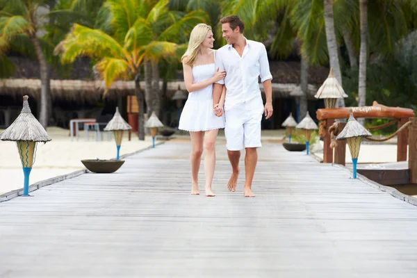 木製の桟橋の上を歩いてのカップル — ストック写真