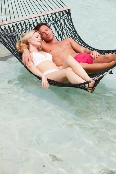 Casal relaxante na praia rede — Fotografia de Stock