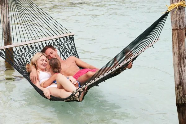 Família relaxante na praia rede — Fotografia de Stock