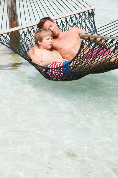 Vader en zoon ontspannen in strand hangmat — Stockfoto