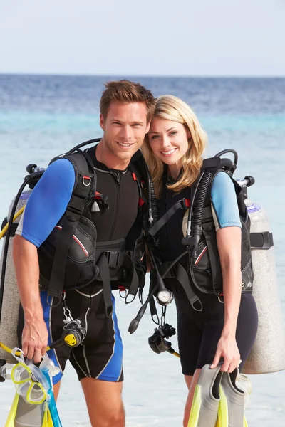 Pareja con equipo de buceo disfrutando de vacaciones en la playa —  Fotos de Stock