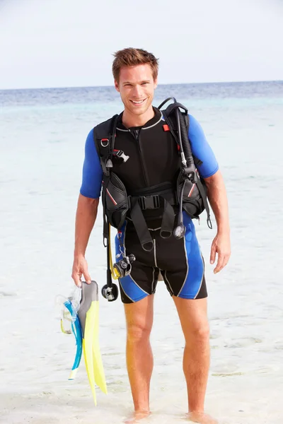 Homem com equipamento de mergulho desfrutando de férias na praia — Fotografia de Stock