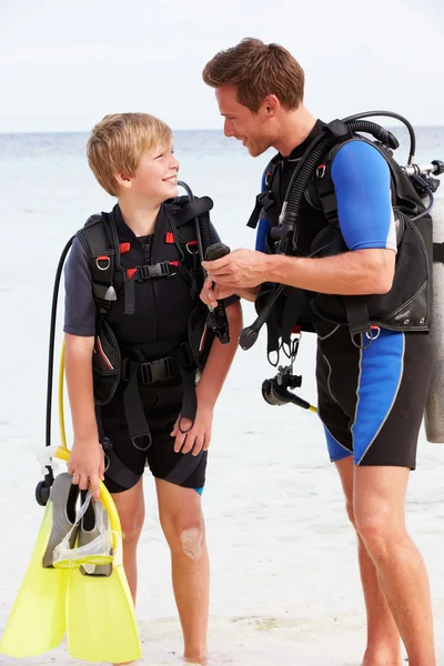 Padre e hijo con equipo de buceo en vacaciones en la playa —  Fotos de Stock