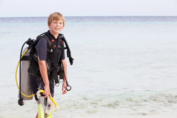 Plaj tatil keyfini scuba dalış ekipmanı ile çocuk — Stok fotoğraf