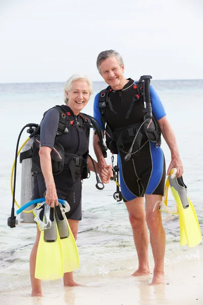 Senior koppel met duikuitrusting genieten van vakantie — Stockfoto