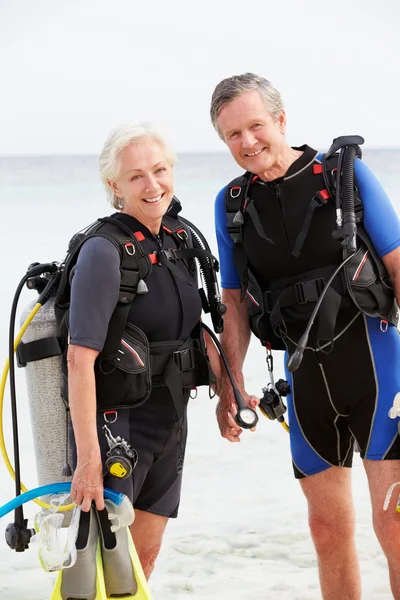 Couple sénior avec équipement de plongée sous-marine Profiter des vacances — Photo