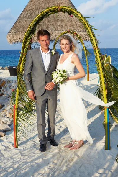 Sposa e sposo sposarsi in spiaggia cerimonia — Foto Stock