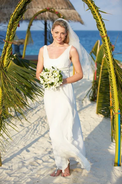 Mooie bruid trouwen in strand ceremonie — Stockfoto