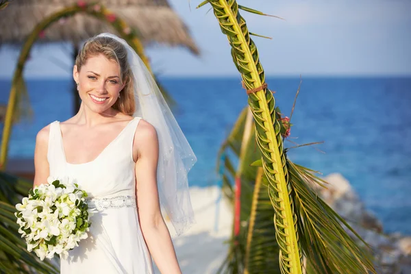 ビーチ式で結婚する美しい花嫁 — ストック写真