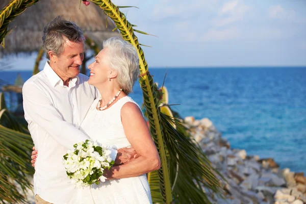 Senior koppel trouwen in strand ceremonie — Stockfoto