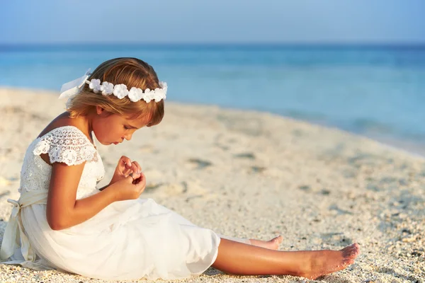 Damigella d'onore seduta sulla spiaggia alla cerimonia di nozze — Foto Stock