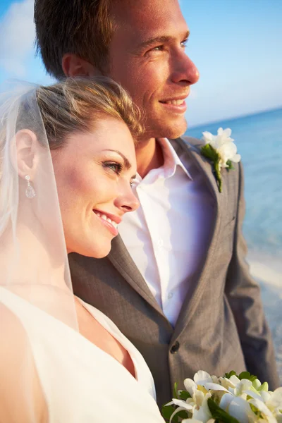 Braut und Bräutigam heiraten in Strandzeremonie — Stockfoto
