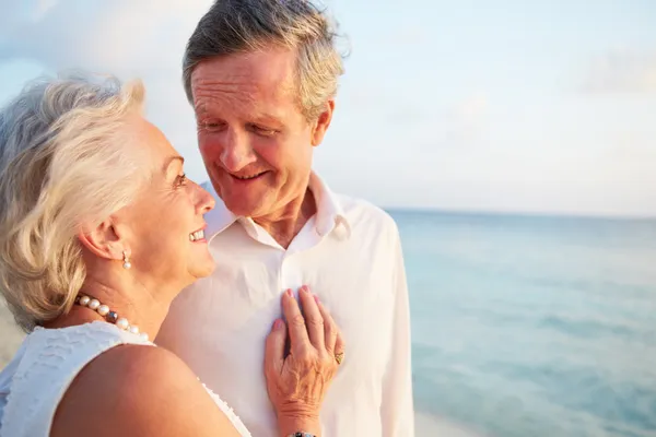 Pareja mayor casarse en la ceremonia de la playa — Foto de Stock