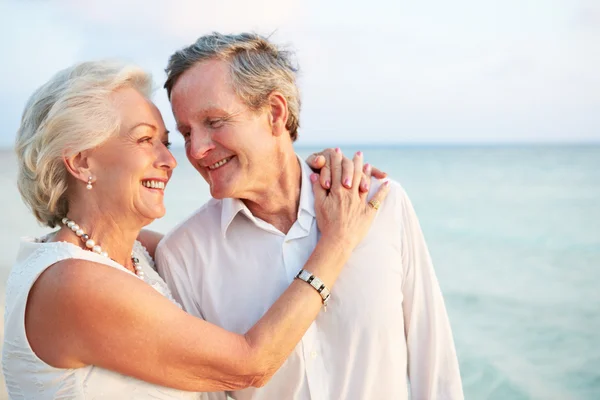 Seniorenpaar heiratet in Strandzeremonie — Stockfoto