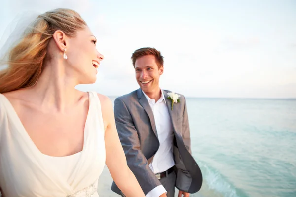 Sposa e sposo sposarsi in spiaggia cerimonia — Foto Stock