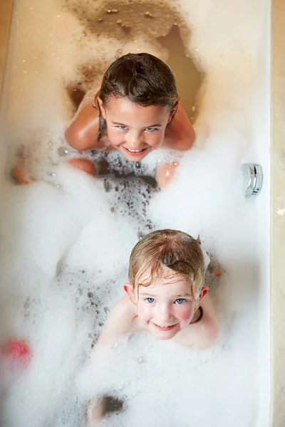 Dos chicas en el baño — Foto de Stock