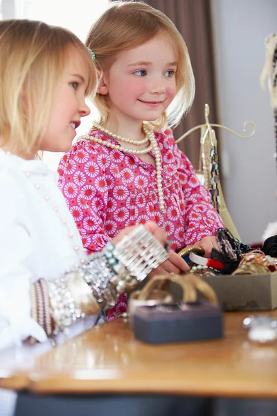 Zwei Mädchen spielen mit Schmuck und Make-up — Stockfoto