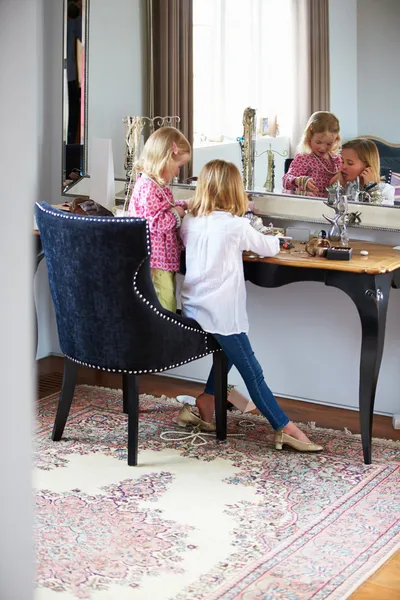 Duas meninas brincando com jóias e compõem — Fotografia de Stock