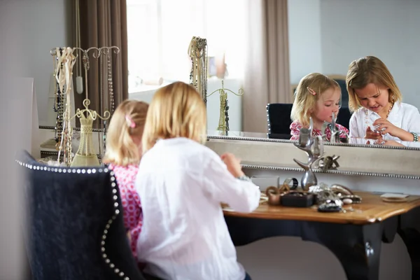 Deux filles jouant avec des bijoux et du maquillage — Photo