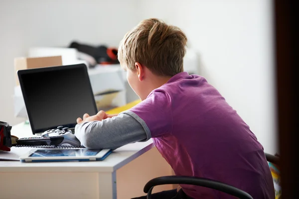 Menino usando laptop no quarto — Fotografia de Stock