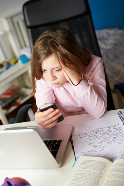 Mädchen benutzt Mobiltelefon — Stockfoto