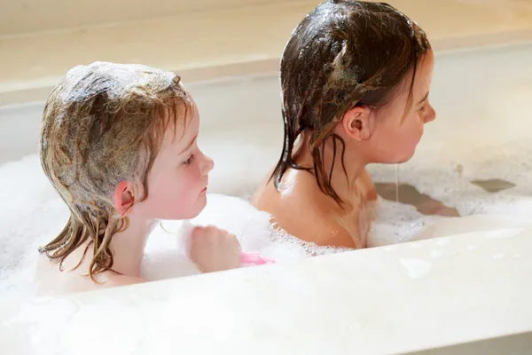 Deux filles dans le bain à bulles — Photo