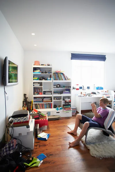Хлопчик грає відеоігри в спальні — стокове фото