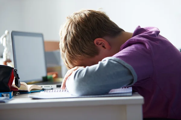 Cansado menino estudando no quarto — Fotografia de Stock