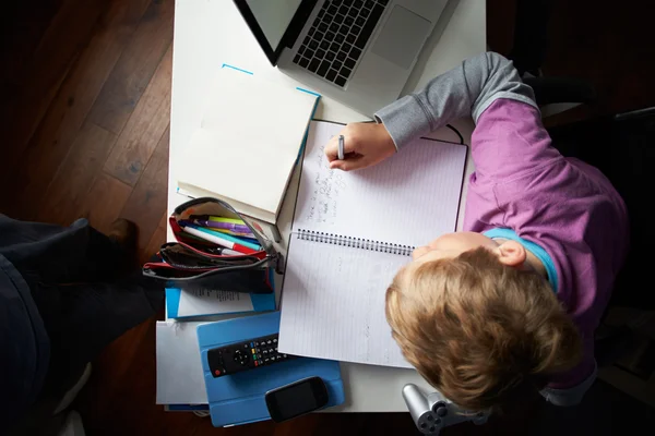 Bovenaanzicht van jongen studeren in slaapkamer — Stockfoto