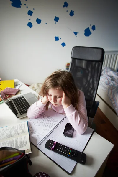 Ragazza utilizzando il computer portatile — Foto Stock