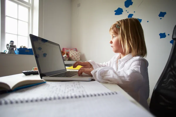 Dziewczyna za pomocą laptopa — Zdjęcie stockowe