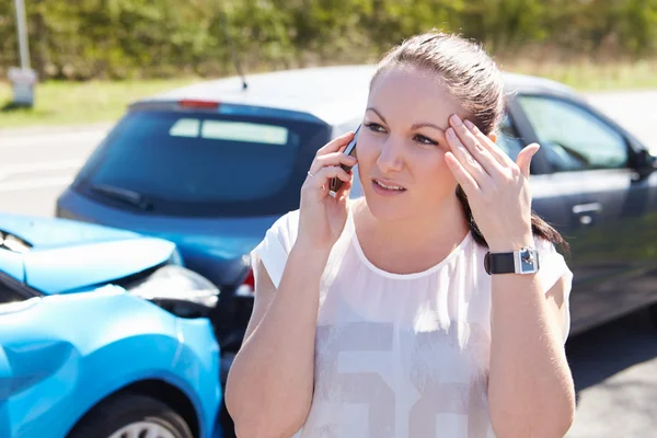 Chauffeur faisant un appel téléphonique — Photo