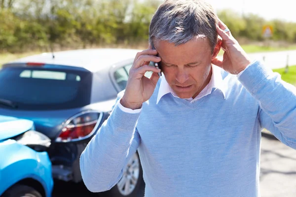 Chauffeur faisant un appel téléphonique — Photo