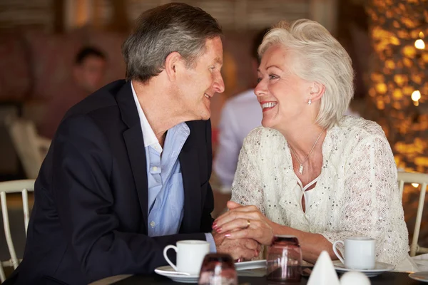 レストランでのロマンチックな年配のカップル ストック写真