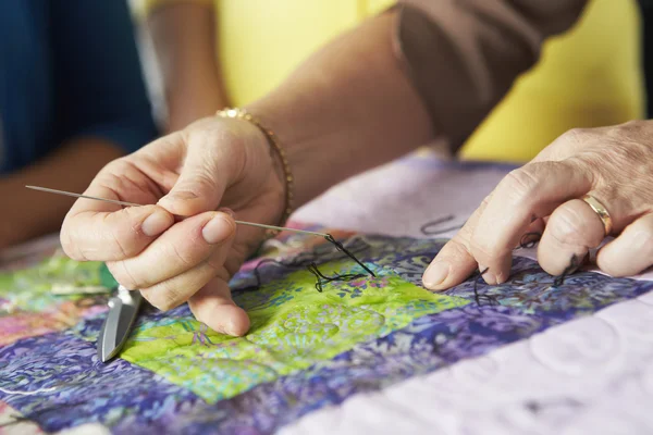 Vrouw hand naaien — Stockfoto