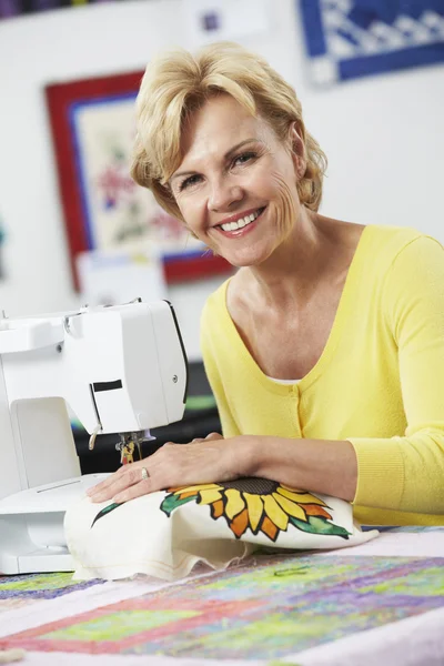 Frau benutzt elektrische Nähmaschine — Stockfoto